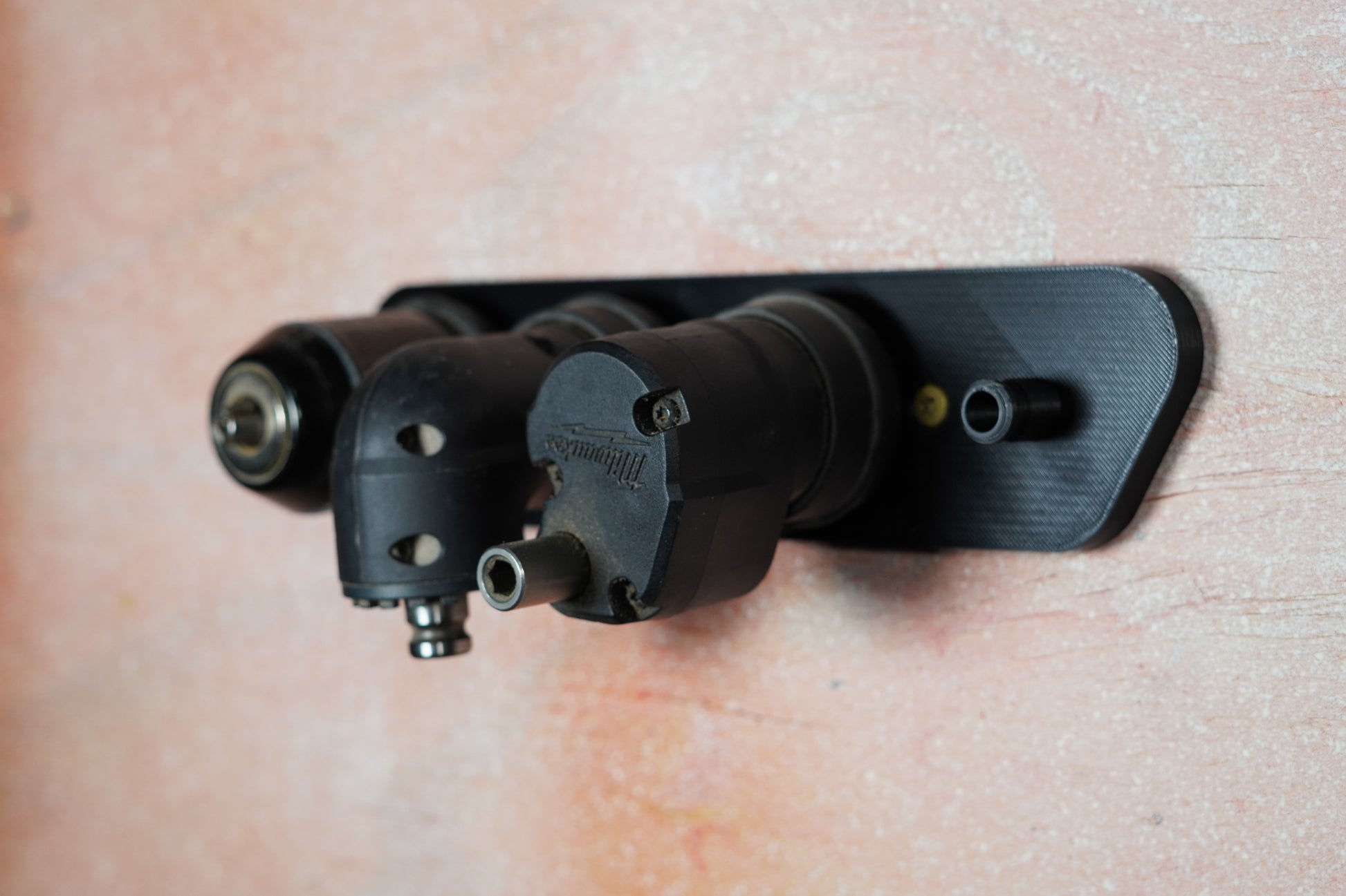 Horizontal mounting of the drill head holder