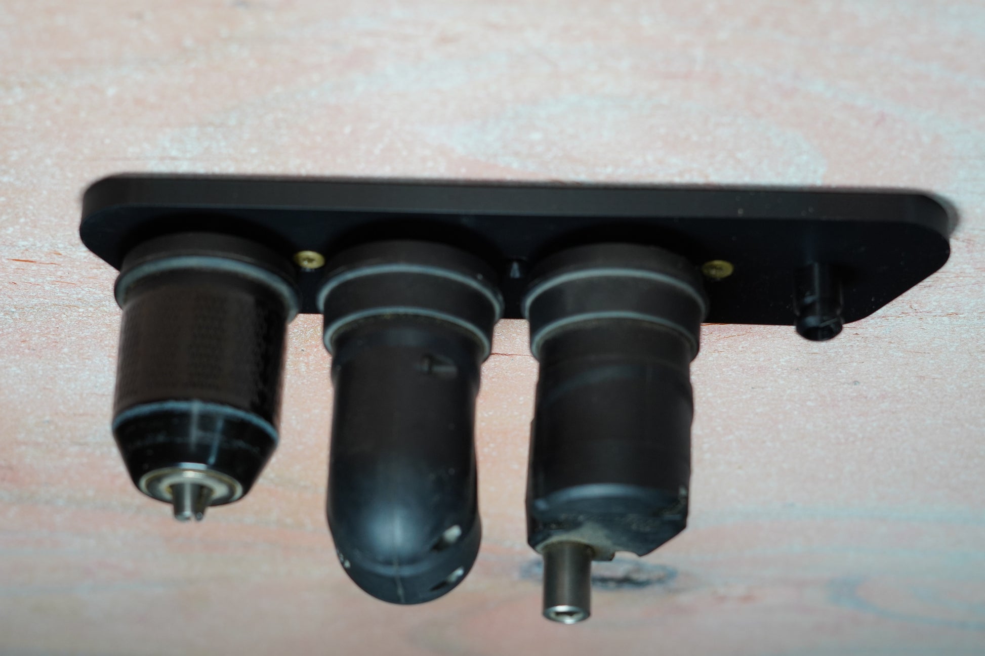 Vertical mount holding all four heads